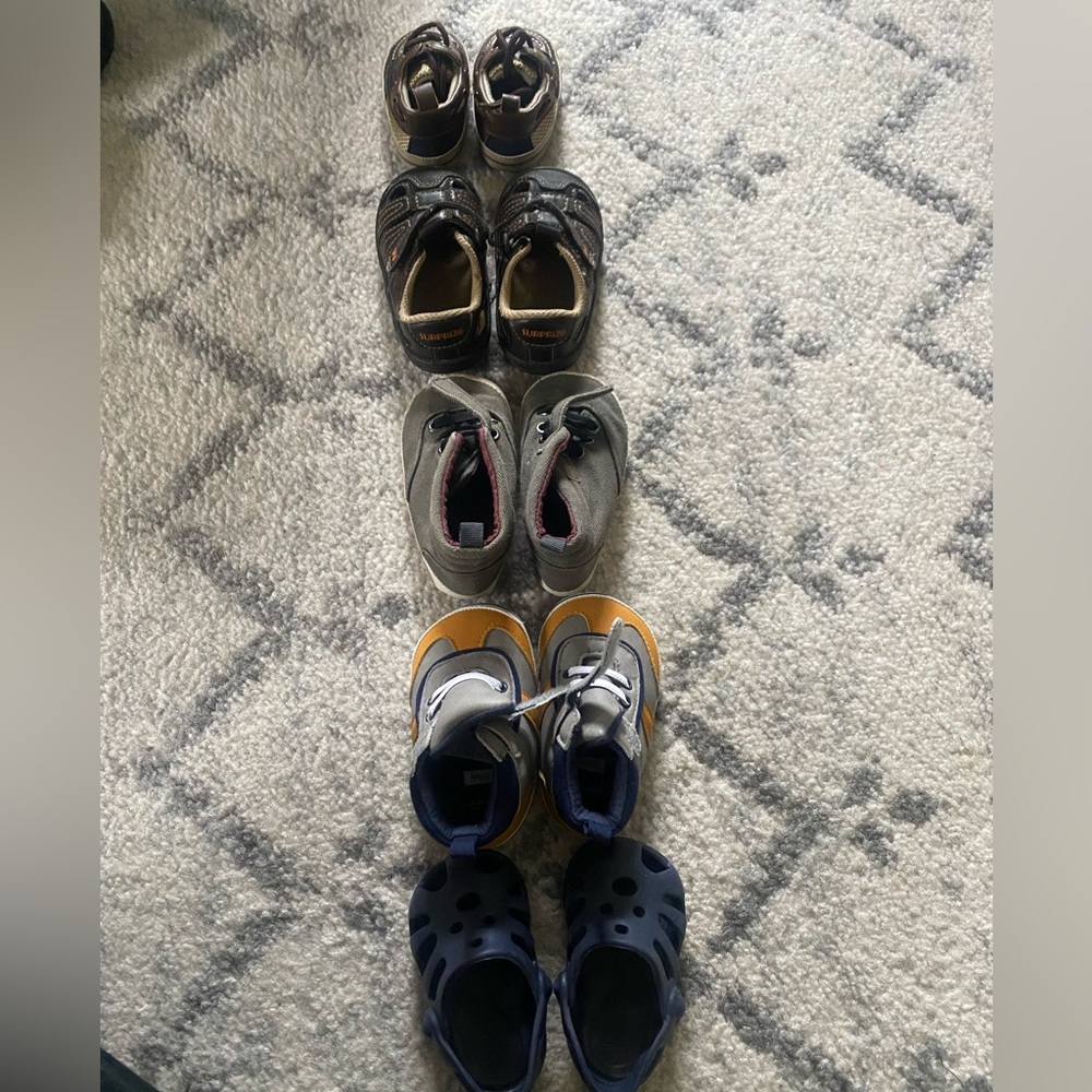 5 pairs of baby shoes
